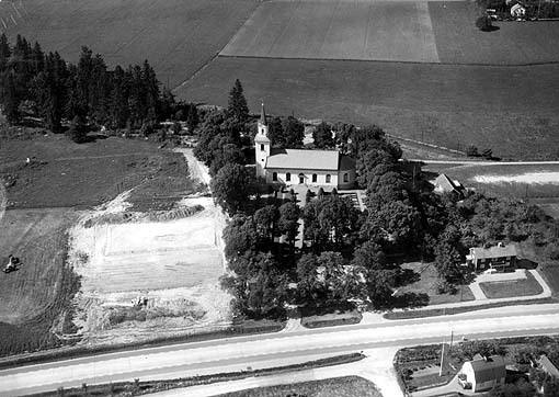 Flygbild �ver T�rnevalla kyrka.