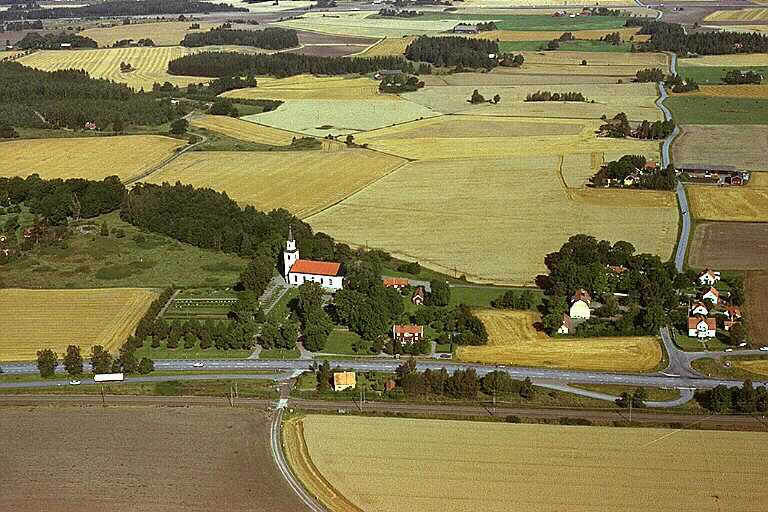 Flygbild �ver T�rnevalla kyrka.