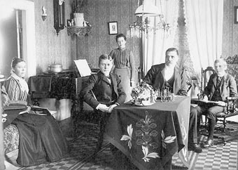 Bergstr&ouml;m med familj
